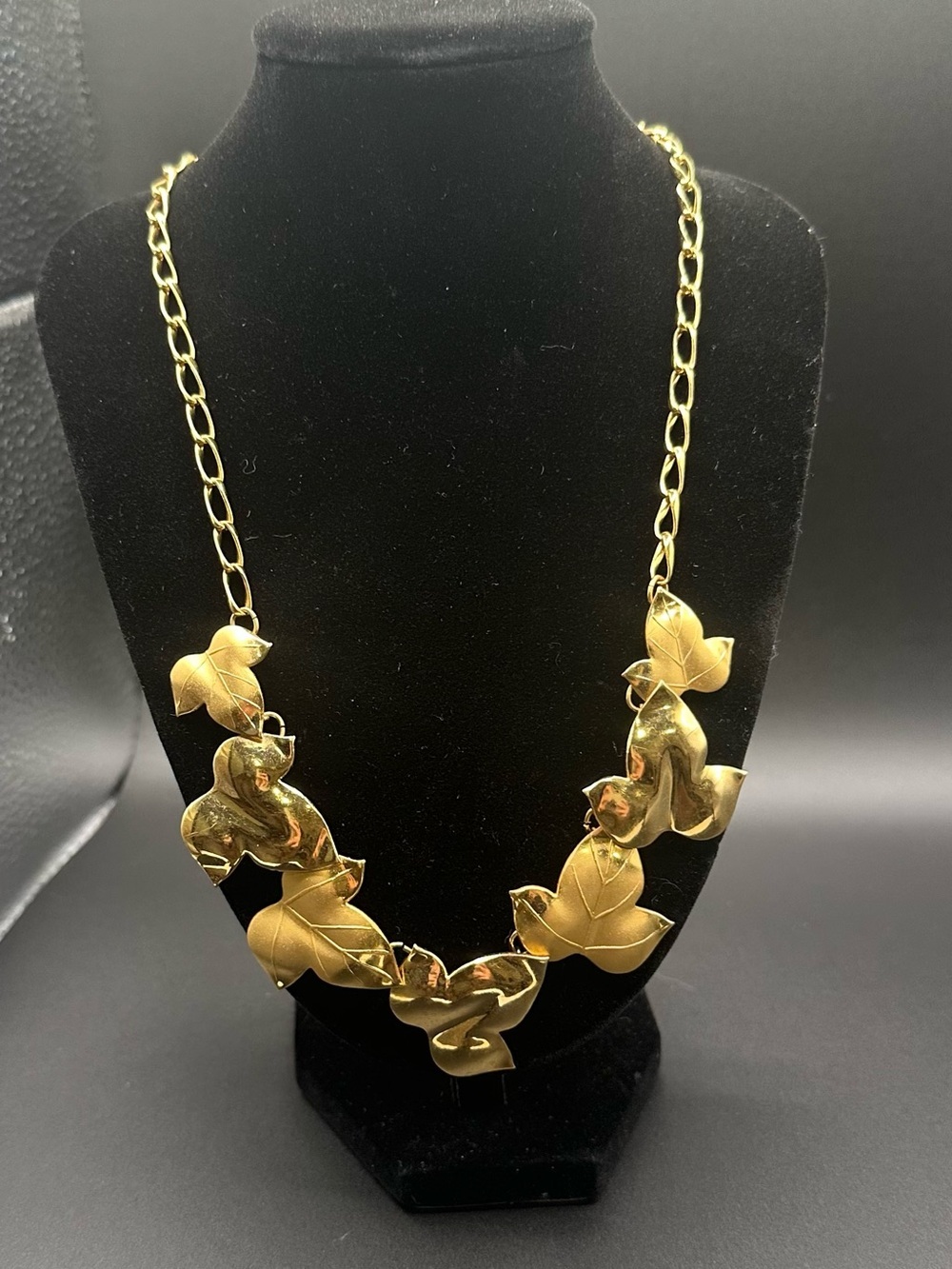 Vintage 1970s Gold Tone Ivy Leaf Statement Necklace – Textured Botanical Foliage
